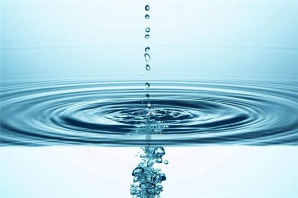 腿上皮膚干燥怎么補水保濕(腿部保濕全攻略)?