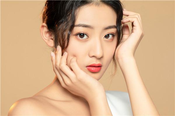 比較黑的男生怎么防曬與美白,用什么化妝品好具體些!?